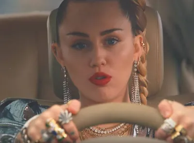Фотография Miley Cyrus на обложке журнала