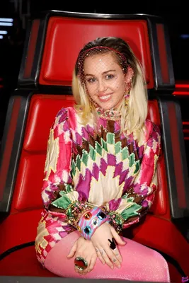Изображение Miley Cyrus с микрофоном