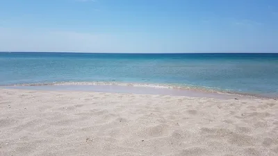 Фото Мирного Крыма на пляже с голубой водой