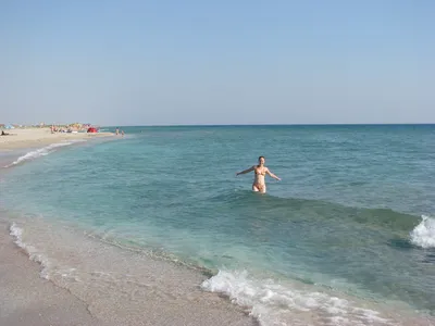 Фото Мирного Крыма на пляже с волнами