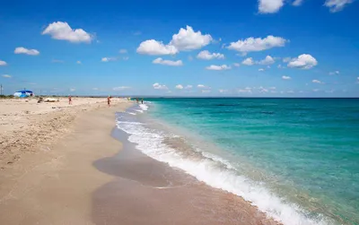 Мирный крымский пляж на фото: идеальное место для релаксации и фотосъемки