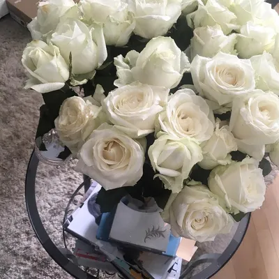 Изящные белые розы на фото
