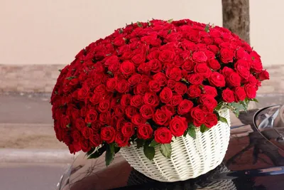 Фотка красных роз на деревянном столе