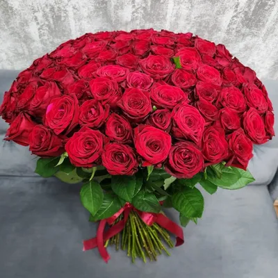 Изысканная картина с множеством красных роз