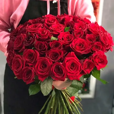 Фотка красных роз на столе с красивым декором