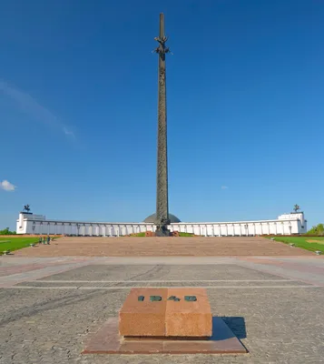 Монумент победы на Поклонной горе: возвышение над городом