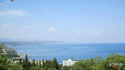 Солнечные лучи переливаются на поверхности Моря Алушта