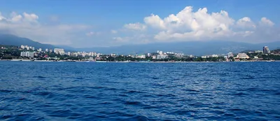 Морские волны ласкают песчаный пляж Алушты