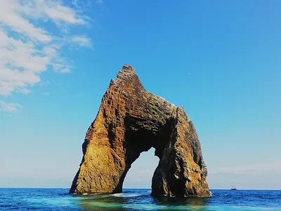 Фотографии с бескрайним морем и величественными скалами