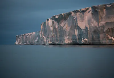 Играющий свет на поверхности Моря лаптевых