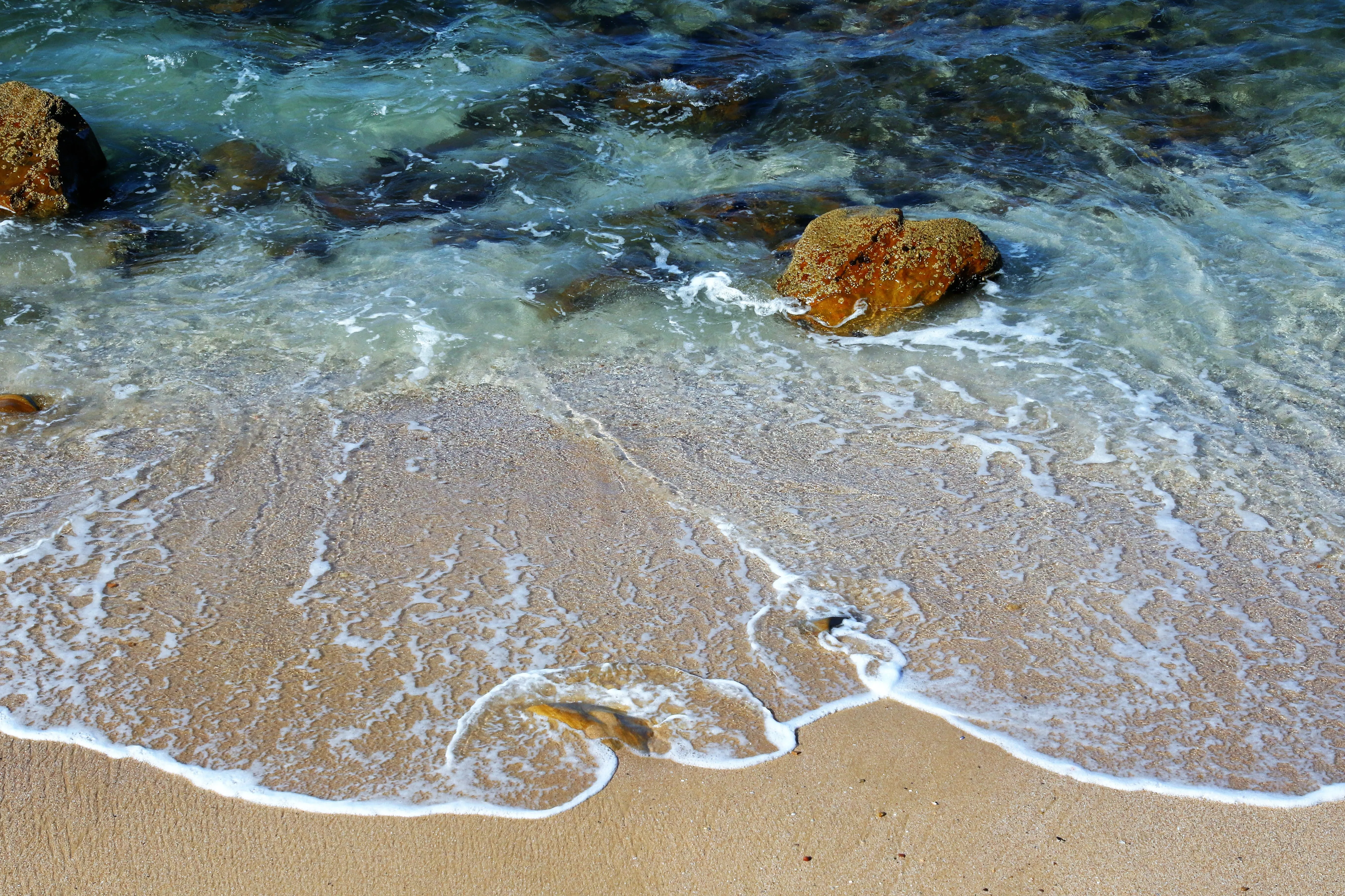 Rubbing beach. Море мелководье. Прозрачная вода галька. Песчаный берег моря.