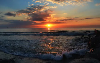 Волшебство заката воссозданное на фотографии моря