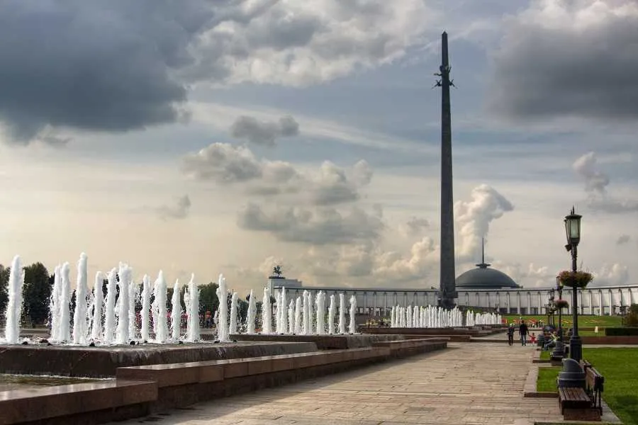 Поклонная гора в москве леопард