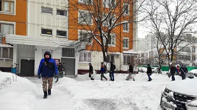 Фотография на андроид: Зимний городской пейзаж с уютными кафе