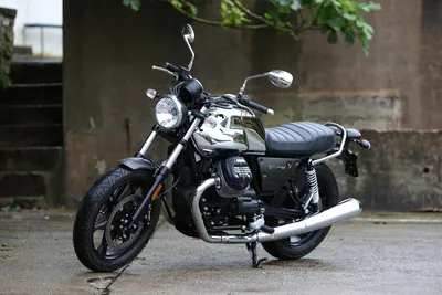 Очаровательные фото Moto Guzzi V7 III Stone в лесу