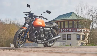 Moto Guzzi V7 III Stone в живописных пейзажах