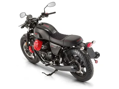 Moto Guzzi V7 III Stone в студийном освещении