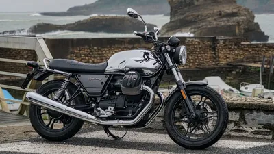 Moto Guzzi V7 III Stone на фоне природы