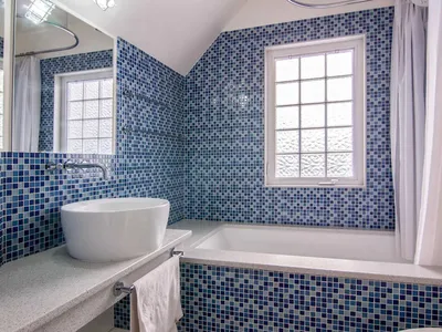 Вдохновение для ванной комнаты: фото с мозаичной плиткой