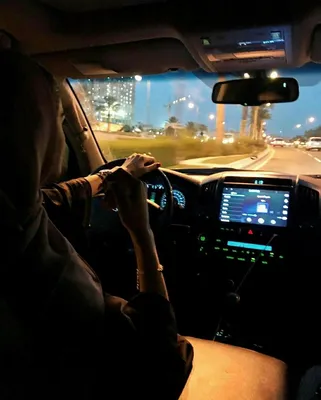 Фотография мужчины, сидящего внутри автомобиля и глядящего вдаль