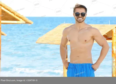 HD фото мужчины на пляже для скачивания