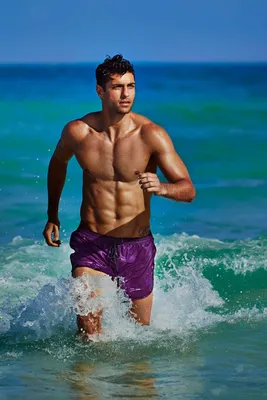 Новое изображение мужчины на пляже с информацией о пляжах