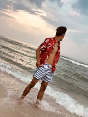 Удивительное фото мужчины на пляже с красивыми ракушками