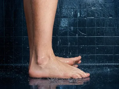 Изображения мужских ног в ванной: PNG и JPG форматы