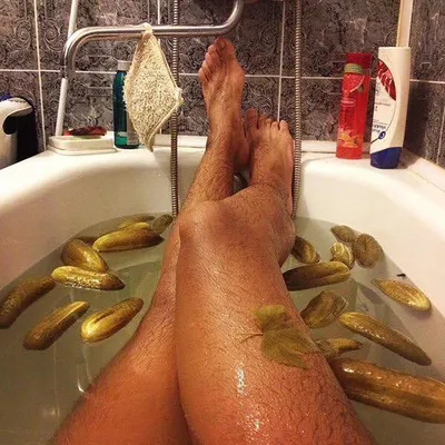 Уникальные снимки мужских ног в ванной комнате