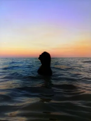 На фоне заката у моря  фото
