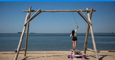 Бесплатные фотографии на качелях у моря: наслаждайтесь морской атмосферой