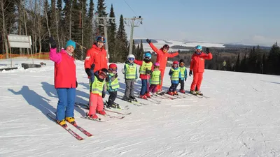 Зимняя красота горных пейзажей на лыжах