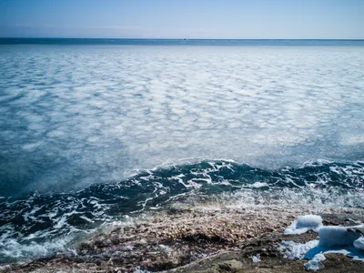 Прекрасный вид на море весной: скачайте фото бесплатно