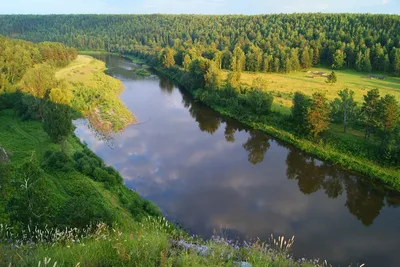 Фото реки с отражением лунного света