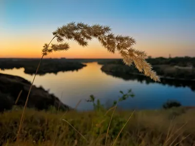 Нежная холодность: отражение заката во льду и снегу