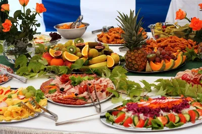 Изображение праздничного стола с разнообразными блюдами