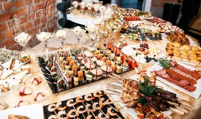 Фотография праздничного стола с роскошным декором