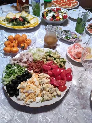 Фото праздничного стола с изысканными кулинарными шедеврами