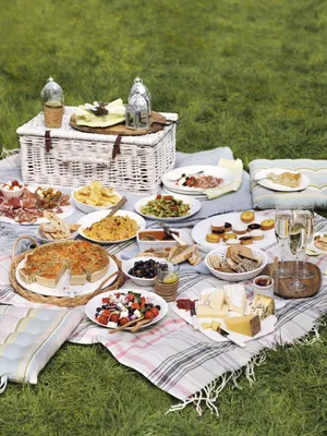 Фотка праздничного стола с изысканными блюдами