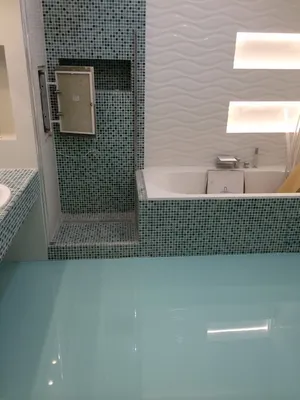 HD фото наливного пола в ванной комнате
