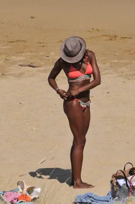 Скачать фото Наоми Кэмпбелл на пляже в PNG формате