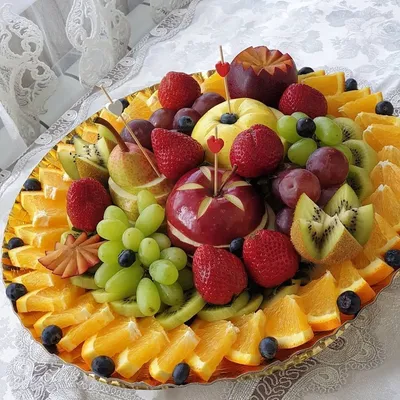 Изображение нарезки фруктов на праздничный стол в формате PNG