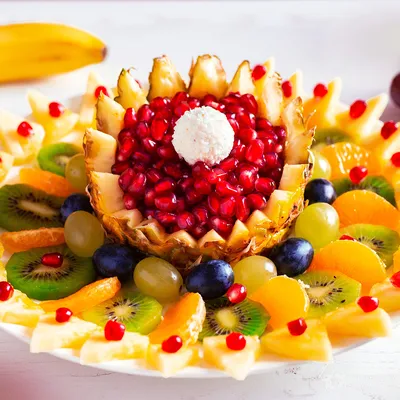 Красивая фотография фруктовой нарезки на праздничном застолье
