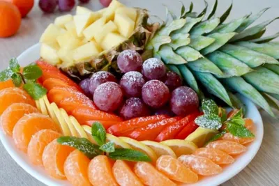 Веб-сайт с картинкой фруктовой нарезки для праздничного стола