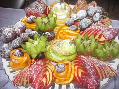 Красивая фотография нарезки фруктов на праздничном застолье