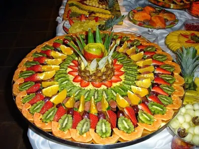 Изображение нарезки фруктов на праздничный стол: красивая фотография