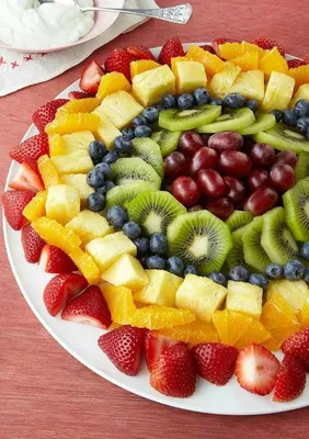 Изображение нарезки фруктов на праздничный стол: фотография высшего качества