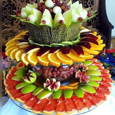 Красивая фотография нарезки фруктов на праздничном застолье