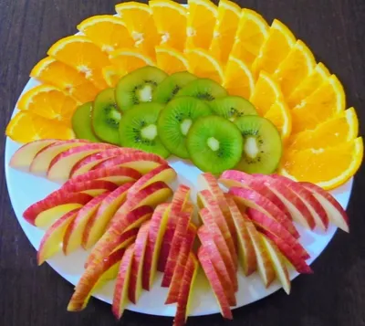 Фотография веб-сайта с фруктовой нарезкой для праздничного стола