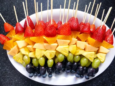 Нарезка фруктов на праздничный стол: фотография в формате JPG